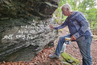 Der Gedichte-Retter aus dem Vogtland: „Ich fühle mich diesem Ort so sehr verbunden“ - Andreas Krauß sorgt dafür, dass die Gedichte am Poetenweg nie verblassen. Der frühere Malermeister frischt die Verszeilen mit Farbe auf.