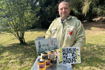 Der Gefängniswärter als Hobby-Imker: Patrick Clauß kreiert Honig aus dem Muldental - Stolz zeigt Hobby-Imker Patrick Clauß seine verschiedenen Honig-Sorten mit dem Motiv der Rochsburg.