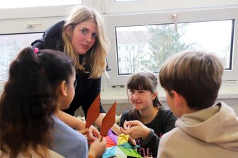 Der Geist der Weihnacht in Freiberg: Winkler-Schulen bereiten gemeinsam das Fest vor - Josephine Nordheim (l.), stellvertretende Leiterin der Winkler-Oberschule, und die Neuntklässlerin Lydia Leubner basteln gemeinsam mit Kindern der Winkler-Grundschule Weihnachtssterne.