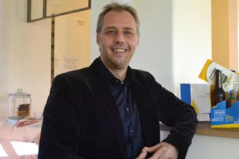 "Der Geist unserer Jahrfeiern sollte lange Zeit fortbestehen" - Das Foto zeigt ihn im Schloss-Empfangsbereich mit Museumsshop, Ticketverkauf und Bistro. Im vergangenen Jahr erfolgte der Umbau - ein Projekt, das ihn stolz macht.