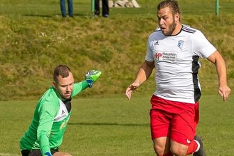 Der Gejagte wird zum Jäger - In der Kreisliga Ost eroberte der SV Deutschneudorf die Tabellenspitze. Das 1:0 erzielte dabei Matej Ruzicka, der VfB-Schlussmann Tim Wetzel umkurven und dann ins leere Tor einschieben konnte.