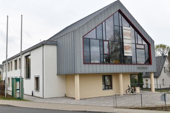 Der Gemeinderat von Halsbrücke wird bunter - Im Rathaus von Halsbrücke - hier der Blick auf den Giebel mit dem Ratssaal - gibt es künftig eine neue Kraft: Das neu gegründete Bündnis MitWirkung zieht mit zwei Mandatsträgern in den Gemeinderat ein.