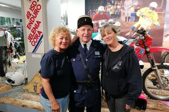Der „Gendarm von St. Tropez“ reist in einer Ente von Freiberg nach Zschopau - Die Museumsmitarbeiterinnen Sabine Hoheisel (li.) und Anja Rüdiger staunten nicht schlecht, als sie auf Walter Schirmer als „Gendarm von St. Tropez“ trafen.