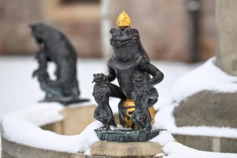 Der gestohlene Froschkönig: Bleibt das Rätsel um den Röhrsdorfer Märchenbrunnen für immer ungelöst? - Froschkönig und Co sind wieder da, allerdings nicht die Originalfiguren. Die Anlage hatte der 1875 in Röhrsdorf geborene Bildhauer Artur Lange gefertigt und 1911 der Gemeinde geschenkt.