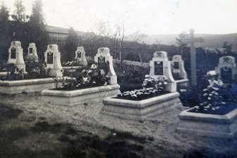 Der Giftschacht im Erzgebirge: Warum sechs Bergleute sterben mussten - Dieses Foto von den Gräbern der Bergleute ist im Regionalmuseum Chomutov erhalten. Es weckte das Interesse von Peter Bartl.