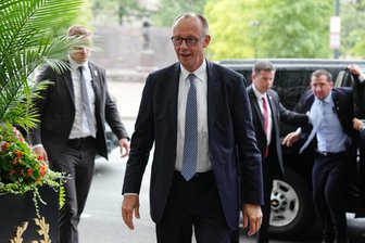 Der Gipfel in Washington – und die drei Lehren für Deutschland - Bundeskanzler Friedrich Merz (CDU) kommt zum Willard Hotel, um ein Pressestatement abzugeben, nach einem Spitzentreffen von US-Präsident Trump und dem ukrainischen Präsidenten Selenskyj mit europäischen Staats- und Regierungschefs im Weißen Haus.