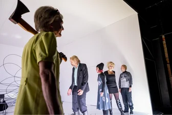 Der Girschkarten“ am Schauspiel Leipzig: Familienkrieg in der Whitebox - Szene aus „Der Girschkarten“ am Schauspiel Leipzig. Der Text von Lukas Rietzschel wurde von Enrico Lübbe inszeniert. Auf dem Bild:Tilo Krügel, Dirk Lange, Vanessa Czapla, Lisa-Katrina Mayer, Thomas Braungardt (von links).