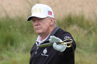 Der Globus - Der US-Präsident Donald Trump bei einer seiner Lieblingsbeschäftigungen: Golf spielen.