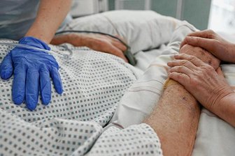 Der Graben, der die Abgeordneten bei der Sterbehilfe trennt - Welche Regeln sollen gelten, wenn ein sterbewilliger Mensch Hilfe beim Suizid in Anspruch nehmen will? Der Bundestag kann sich vorerst nicht auf einen Gesetzentwurf dazu einigen. 