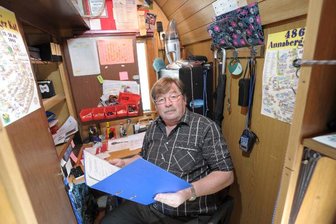 Klaus Illgen in seinem Rummelwagen. Das Büro, dass er sich liebevoll darin eingerichtet hat, ist kaum zwei Quadratmeter groß. Aber der Schausteller kommt darin bestens zurecht.