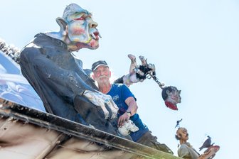 Der größte Rummel des Vogtlandes startet am Freitagabend in Plauen: Was Besucher jetzt wissen sollten - Rocco Jäger nennt sich selbst den „Obergeist“ der Geisterbahn Hahnemann. Erstmals nach zehn Jahren ist das an den DDR-Filmerfolg „Spuk unterm Riesenrad“ angelehnte Fahrgeschäft wieder beim Plauener Vogelschießen dabei.