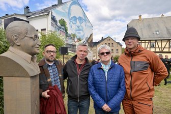 Der Größte unter den Kleinen: Büste zu Ehren von Erzgebirgsdichter Werner Kempf enthüllt - Denny Helmer, Robby Schubert, Klaus Seifert und Ingo Seifert (v. l.) an der der Büste.