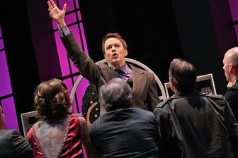 "Der große Hanussen": West-Theater führt erstmals verschollenes Bühnenstück von Stefan Heym auf - Berlin, Ende Februar 1933: Hellseher Hanussen (Marcus Michalski) sagt in einer privaten Séance mit einflussreichen Gästen ein großes Feuer im Herzen der Stadt voraus. Wenige Tage später brennt der Reichstag. 
