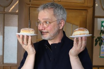 Der große Pfannkuchen-Test in Freiberg zum Fasching: Was hat sich in zwei Jahren verändert? - Welcher Pfannkuchen soll es sein? „Freie Presse“-Redakteur Wieland Josch macht den Test in Freiberg.