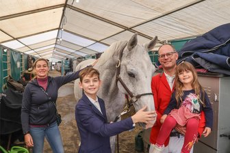 Der Große Preis von Sachsen: Von einer pferdeverrückten Familie, der Liebe und Spitzensport - In dieser Familie dreht sich vieles um Pferde: Nicole, Marius, Malte und Charlott Laub (v. l.) beim Großen Preis von Sachsen. Und Springpferd Chino ist auch dabei.