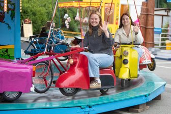 Der große Rummel-Test: Was hat das Plauener Vogelschießen in diesem Jahr zu bieten? - Louise Wappler und Leonie Preuschel testen gemeinsam das Kinderkarussell.