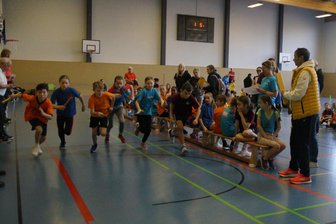 Der große Sieger beim Zwickauer Hallensportfest sind die Kinder - Die Staffelläufe (hier der Start der Viertklässler) gehörten am Samstag zu den Höhepunkten des Hallensportfestes.