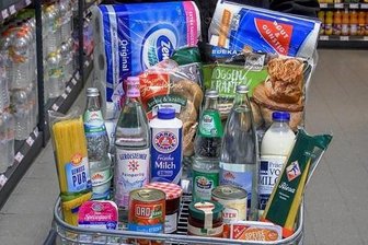 Der große Sparcheck im Supermarkt - acht Tricks, die sich auszahlen - Der Sparcheck: Verbraucherschützerin Birgit Brendel hat bei Edeka in Dresden neun Waren des täglichen Bedarfs eingepackt. Links im Korb die höherpreisige Variante, rechts die günstigere. Der Unterschied ist enorm, wie die unten stehende Rechnung zeigt.