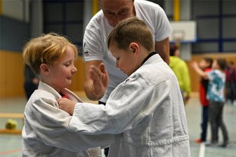 Der große Wurf beim Nikolaussportfest in Rochlitz - Oskar (li.) und Anton versuchten sich im Judo und den Wurftechniken.