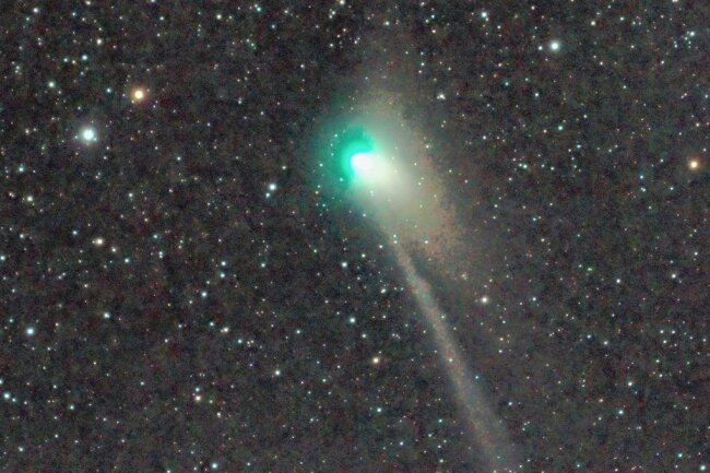 Der grüne Komet über Oelsnitz: Hobbyfotograf gelingt Traumbild - Der Komet mit dem Namen C/2022 E3: Diese Aufnahme entstand in der Nacht zum 19. Januar in Oelsnitz. Das Bild hat Uwe Kribus aus vielen Einzelbildern zusammengesetzt.