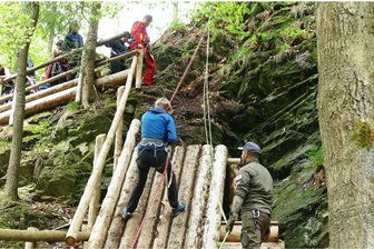 Der grüne Rebell: Abenteuerwanderung im Erzgebirge sorgt für Begeisterung und Rekorde - Das Abseilen von einem Felsen im Grießbacher Getzenwald, das unter Anleitung von Höhenretter Marcel Steinert (rechts) geschah, war für viele ein Highlight der diesjährigen Tour.