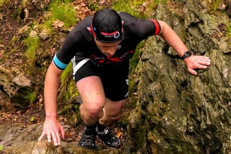 Der grüne Rebell: Im Erzgebirge erwartet Laufsportler eine extreme Herausforderung - Selbst in steilen Passagen zwischen Felsen ist für die Teilnehmer Tempo gefragt.