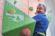 Der grüne Weg - Kurz ausruhen, es sind nur noch wenige Griffe bis zum Finale. Redakteur Rudolf Trinks in der Kletterwand.