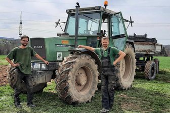 Der Guidohof und die Bauernproteste: Haben schon lange gemerkt, dass irgendetwas nicht stimmt - Paule (rechts) und Konstantin Lucht vom Guidohof in Uhlsdorf. Der Schlepper steht inzwischen mit Getriebeschaden in der Scheune. Für einen neuen fehlt das Geld.