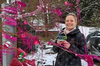 Der hässlichste Weihnachtsbaum im Erzgebirge: Ein Albtraum in Rosa - Unpretty in Pink: „Dimitree“ heimste 3161 Sterne und damit den Titel ein. Mandy Hinkel nahm am Dienstag den Siegerpokal entgegen.
