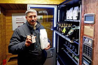 Der Harnisch-Hof in Harthau verkauft jetzt 24 Stunden am Tag mit moderner Automaten- und Sicherheitstechnik - Stefan Harnisch befüllt den Automaten unter anderem mit Mehl und Leinöl vom eigenen Hof.