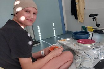 Der harte Kampf eines tapferen Mädchens gegen den Krebs – Familie aus dem Erzgebirge in großer Not - Diese Aufnahme von Saliah entstand noch während der Vorbereitungen auf die Stammzellentransplantation in der Klinik.