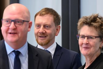 „Der Haushalt wird jetzt grüner und ungerechter“: Wie Sachsens BSW-Chefin zum Rundumschlag auch gegen Kretschmer ausholt - Im November platzte die Brombeere - und im Juni der Versuch, im Dreierbündnis den Doppelhaushalt durchzusetzen? Sachsens Landeschefs Henning Homann (SPD), Michael Kretschmer (CDU/Mitte) und Sabine Zimmermann (BSW).