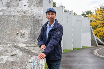Der Heckert-Chronist: Wie eines der größten Plattenbaugebiete der DDR entstand und wie es sich veränderte - Norbert Engst an der Markersdorfer Oase. Kaum ein Ort im Heckert-Gebiet steht so sehr für Transformation. Wo Elfgeschosser standen, ist heute ein Park und ein Veranstaltungsplatz. Plattenbauteile verweisen in die Vergangenheit.