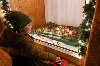 Der heimliche Weihnachtswichtel aus Zwickau - In der Dänkritzer Straße in Mosel wohnt Markus Liebold. Er hat ein Schaufenster an seinem Haus, bei dem eine Modelleisenbahn auf Knopfdruck fährt. Oskar Krauße (5) war schon oft hier, um auf den Knopf zu drücken.