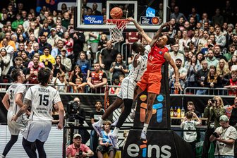 Der Heimvorteil in den Playoffs ist futsch: Defensivschwache Niners Chemnitz brauchen nun einen Auswärtssieg - Das hat wehgetan: Die Niners Chemnitz um Kevin Yebo haben das erste Spiel der Playoff-Serie gegen Heidelberg in eigener Halle mit 90:93 verloren.