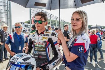 Der Helm bleibt unten - Limbacher darf nicht Gas geben - Alle Vorbereitungen waren umsonst: Motorrad-Pilot Arnaud Friedrich wird morgen nicht, wie hier beim IDM-Rennen in Schleiz im Vorjahr, in der Startaufstellung für das legendäre 24-Stunden-Rennen von Le Mans stehen. Die Jury entzog ihm die bereits erteilte Lizenz wieder, weil er zu jung ist.