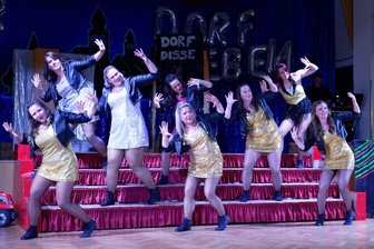 Der Herbst hat viele Farben: Vier Tipps für das Wochenende in Mittelsachsen - Der Karneval Club Rochlitz, hier die Funken, bringt alte Kostüme unter die Leute.
