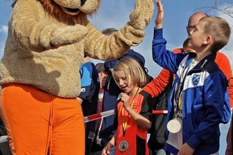 Der Herbstlauf als Mutmacher - Abklatschen mit Maskottchen "Herbst": Auch die Jüngsten konnten am Sonntag beim Herbstlauf in Glauchau ihr Können zeigen.
