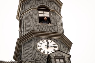 Der Herr der Rathausuhr – Wer sich um die Burgstädter Zeit kümmert - Er ist der Herr der Rathausuhr und kümmert sich um die Burgstädter Zeit. Vom höchsten Punkt genießt Udo Müller den Ausblick über die Stadt.