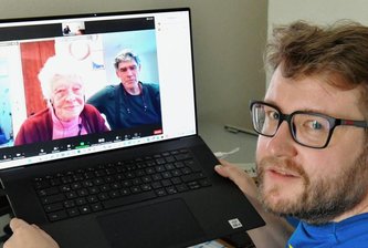 Der Hölle entkommen - "Freie Presse"-Redakteur Manuel Niemann (r.) hatte sich mit Hana Malka und ihrem Sohn Rony online zum Interview in Israel verabredet.