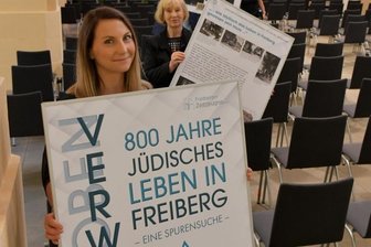 Der Holocaust vor der eigenen Haustür - Anna Engel (vorne), Beate Düsing und Daniel Großmann vom Verein Zeitzeugen haben mit den Mitgliedern des Vereins mehr als 30 Schautafeln im Kirchenschiff und der ersten Etage angebracht.