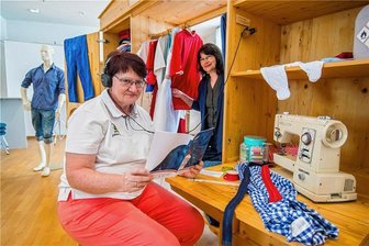 Der Horror im Schrank: Verein zeigt in Eibenstock, was in der Bekleidungsindustrie schiefläuft - Im Schatzhaus Eibenstock ist eine Wanderausstellung unter dem Titel „Auf Tuchfühlung“ zu sehen. Museumsleiterin Antina Richter und Birgit Mädler vom Eine-Welt-Verein haben dabei zusammengearbeitet, sie nach Eibenstock zu holen.