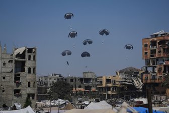 Der Horror in Gaza – und was Europa jetzt tun muss. Ein Kommentar - Humanitäre Hilfe wird über dem nördlichen Gazastreifen für Palästinenser abgeworfen.