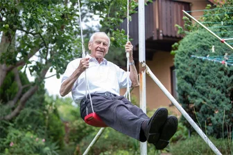 Der Hundertjährige, dessen Leben erst in Plauen so richtig in Schwung gekommen ist - Steht die Schaukel nur für die Enkel im Garten? Auch Lothar Müller holt darauf manchmal Schwung.