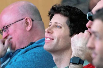Der Hype um ChatGPT: Wie KI unsere Gesellschaft verändert - Sam Altman, 37 Jahre, brach einst sein Informatik-Studium ab und ist heute Vorstandschef von OpenAI, dem Unternehmen hinter ChatGPT. Das Foto zeigt ihn Anfang Februar 2023 in Redmond (USA), wo er mit Microsoft-Chef Satya Nadella die Integration von KI in Microsofts Suchdienst Bing und den Webbrowser Edge verkündete. Die Aufrüstung von Bing, seit März ohne Warteliste nutzbar, setzt vor allem Google unter Druck. Google reagierte zunächst mit Google Bard, einem eigenständigen System. Am Donnerstag kündigte Google-Chef Sundar Pichai im "Wall Street Journal" die bevorstehende KI-Integration in die Google-Suche an.