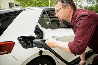 Der ID.3 im Test: Elektrisiert der neue VW aus Sachsen? - Andocken: Die Schnelllader der Sachsen Energie an der Heeresbäckerei in Dresden füllen die ID.3-Akkus vergleichsweise fix. Bei einem Probelauf flossen innerhalb von knapp 17 Minuten elf Kilowattstunden (kWh) in den Fahrzeugspeicher. Das reicht für knapp 60 Kilometer. Wäre der Akku leerer, wäre die Ladeleistung höher. 