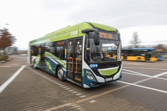 Der Ikarus mit Elektromotor kommt nach Chemnitz zurück – und bleibt dieses Mal länger - Bei seinem zweiten Besuch in Chemnitz muss sich der Ikarus 120E auch im Winter beweisen. Am Samstag startet er auf der Linie 53, danach fährt er auf der 82.