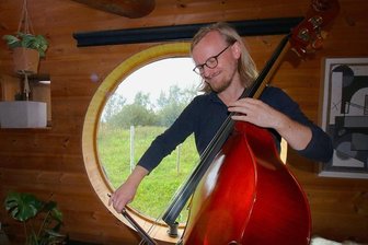 Der Jazzbassist Sigurd Hole stellt mit seinem neuen Album behutsam den Elementen nach - Sucher in der Ruhe: Sigurd Hole. 
