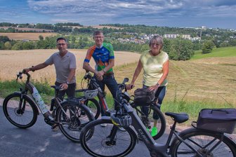 Der jüngste Radweg des Vogtlandes ist eröffnet: Freie Fahrt am Neuberg - Sören Voigt, Knut Kirsten und Kerstin Petzold (von links) rollten nach der Freigabe an den Start.