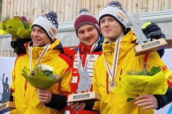 Der Jüngste rast aufs Treppchen - Bronze scheint zu munden: Hannes Röder (r.) genießt die Siegerehrung sichtlich. Als Jüngster wurde er Dritter hinter dem vier Jahre älteren Kaspar Rinks aus Lettland und Marco Leger vom RRC Schliersee. 